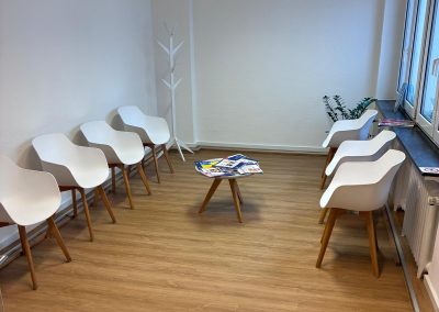 Moderne wachtkamer met witte stoelen